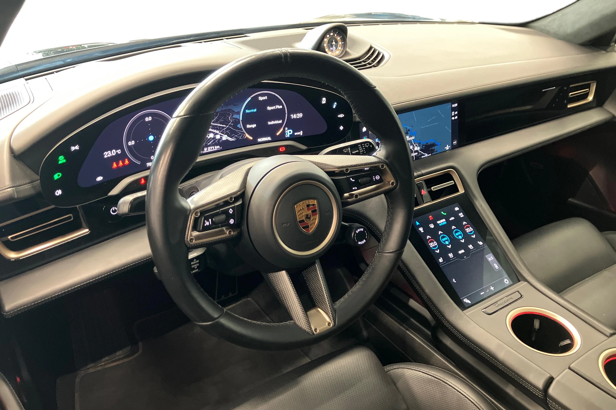 Musta Porsche Taycan 2022 kuva 7.