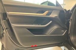 Musta Porsche Taycan 2022 kuva 12.