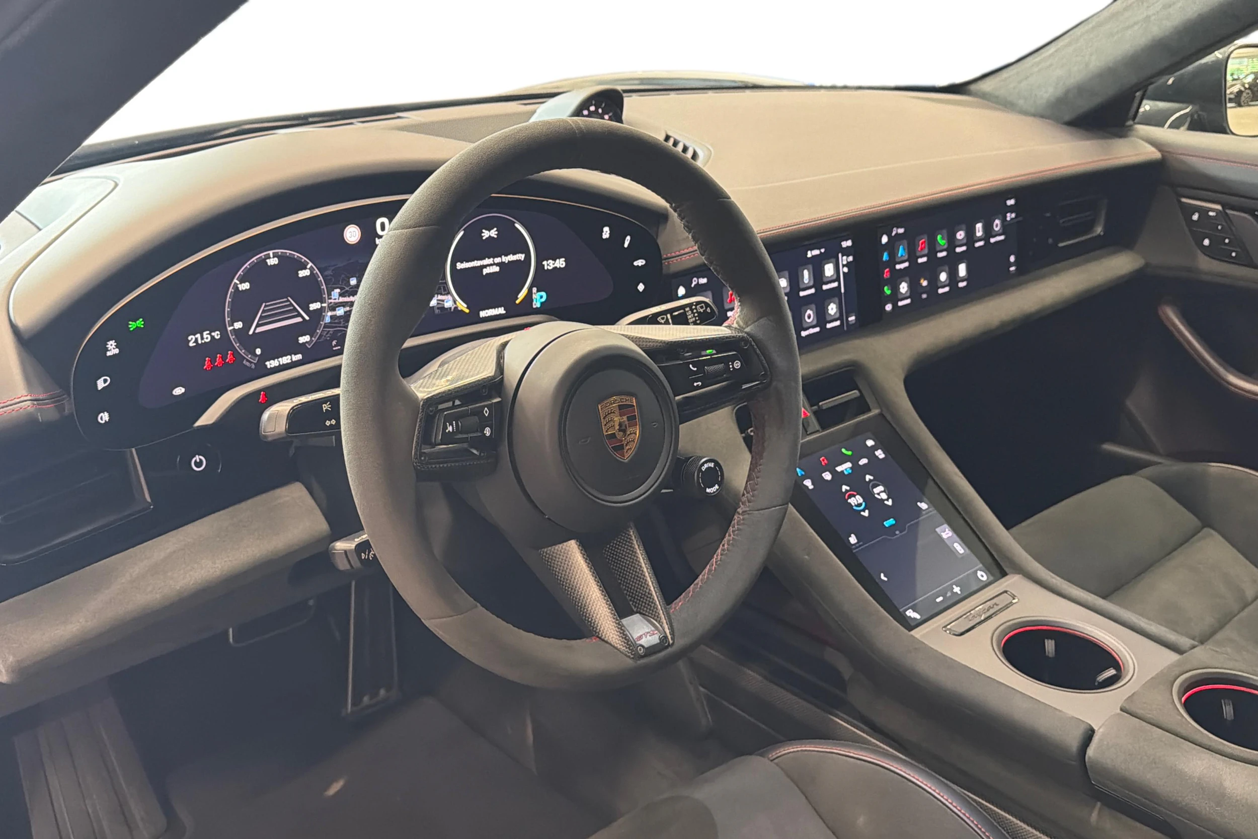 Harmaa Porsche Taycan 2022 kuva 7.