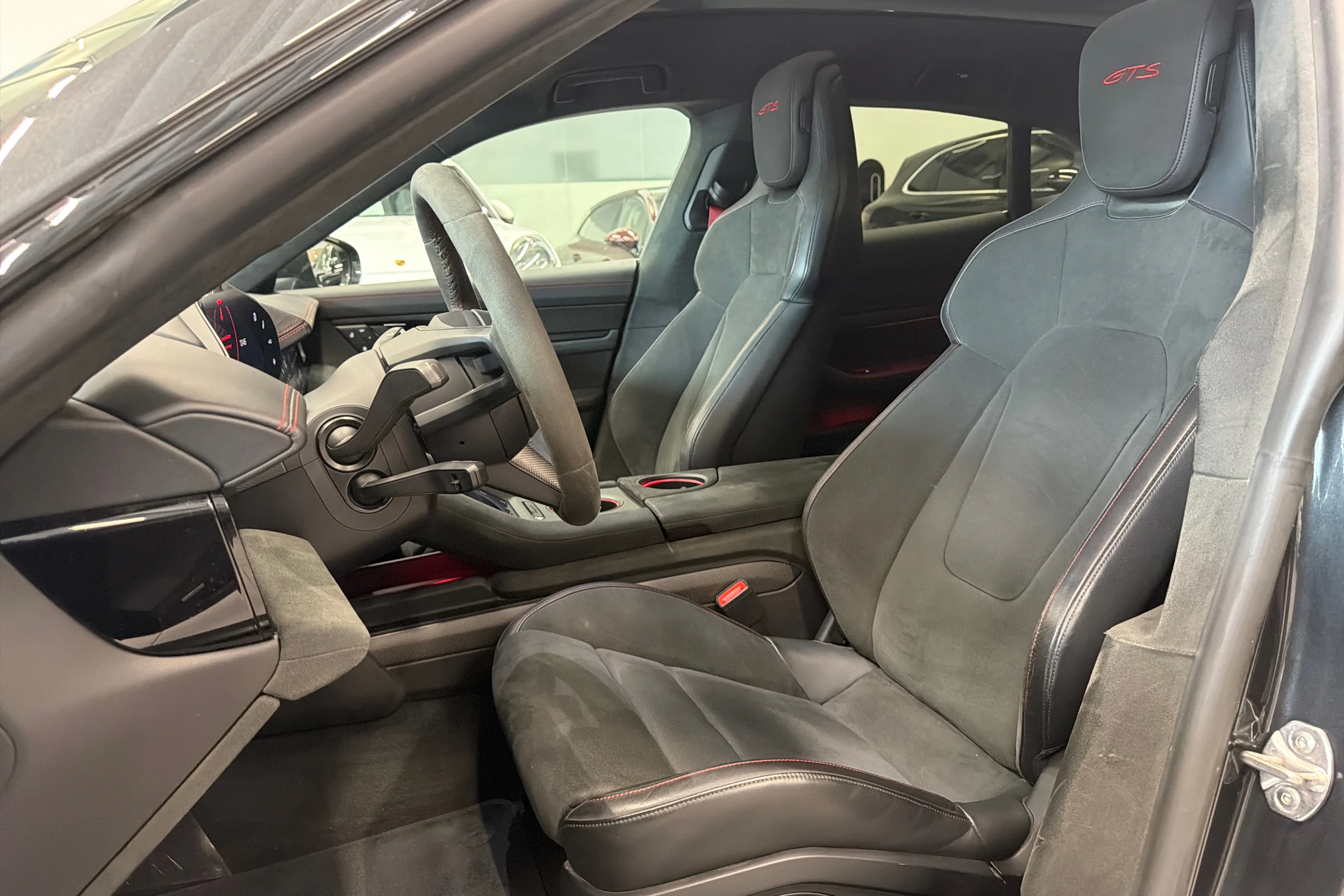 Harmaa Porsche Taycan 2022 kuva 10.
