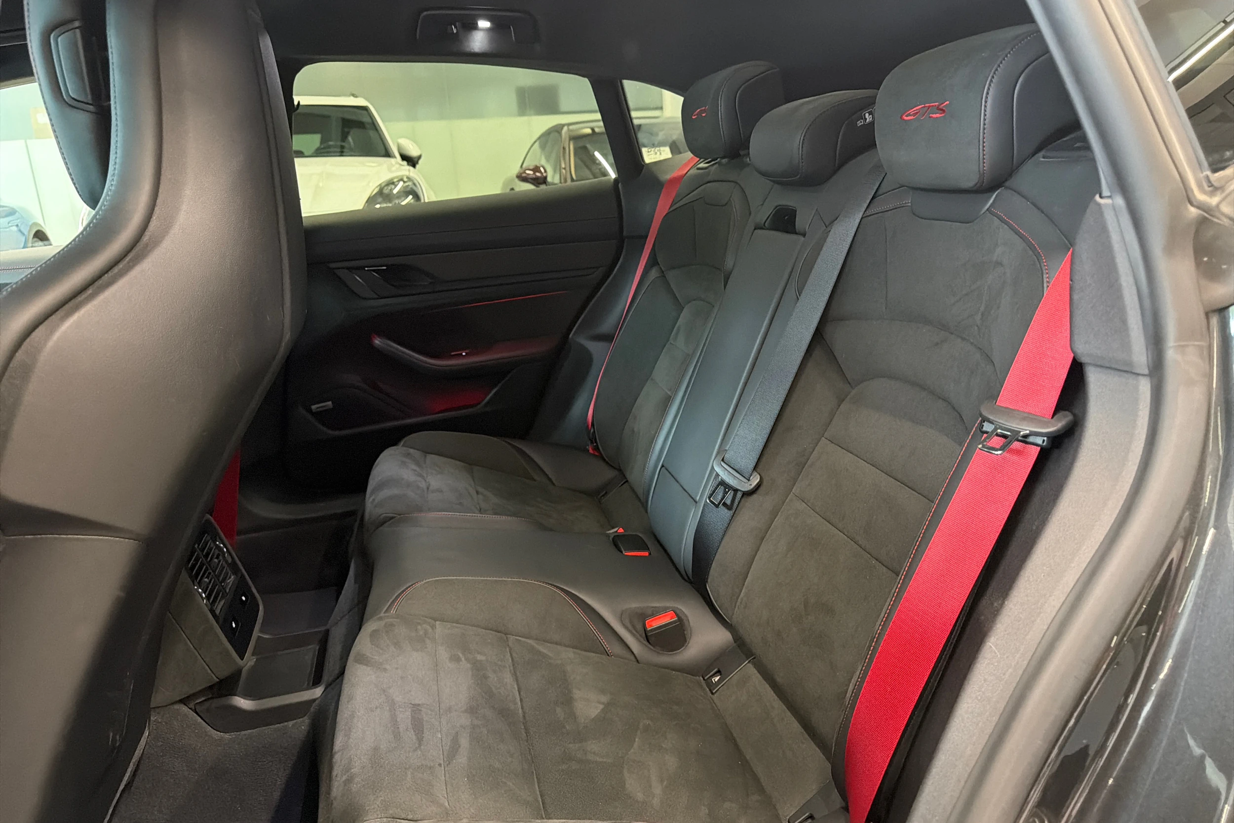 Harmaa Porsche Taycan 2022 kuva 11.