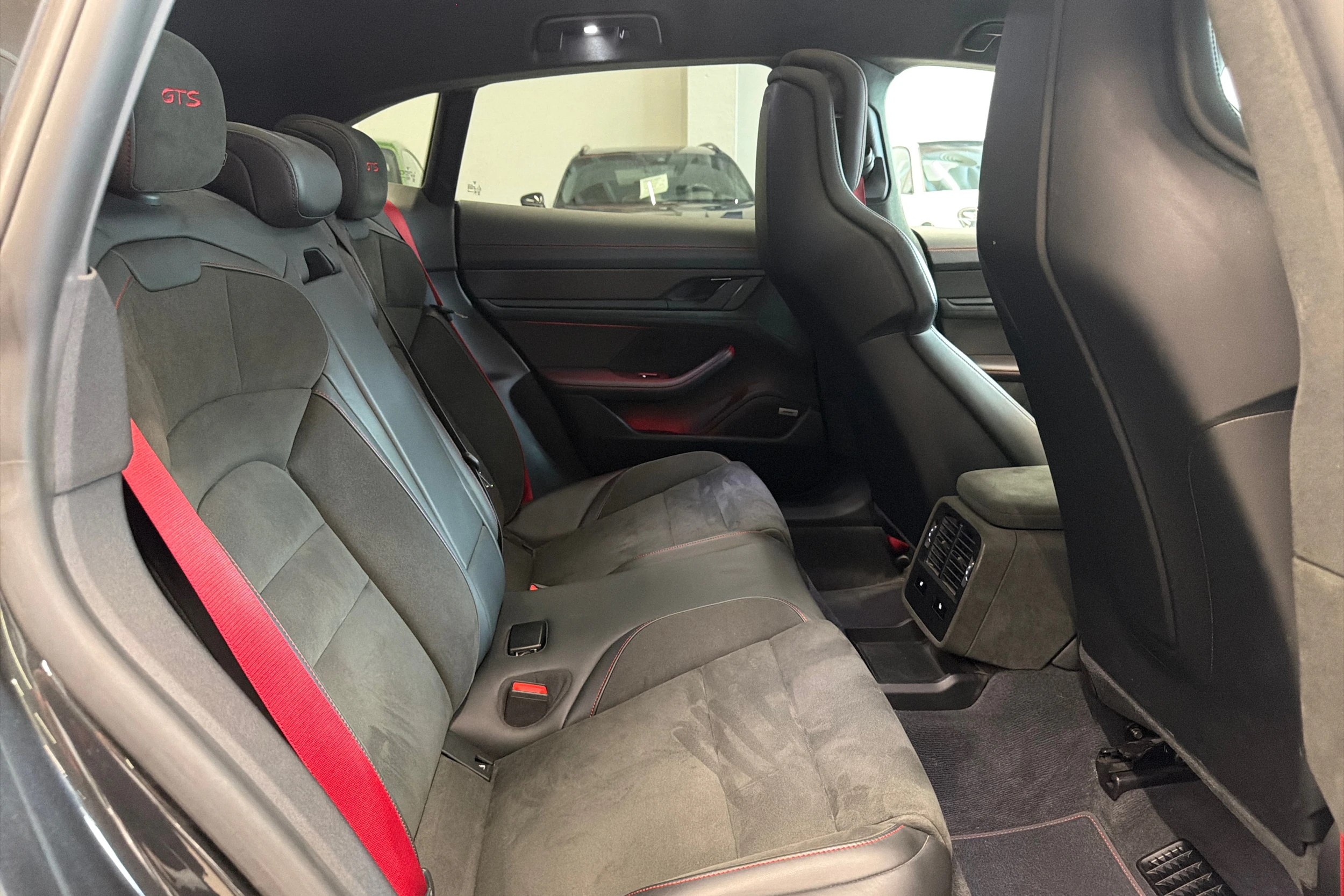 Harmaa Porsche Taycan 2022 kuva 13.