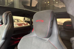 Harmaa Porsche Taycan 2022 kuva 15.