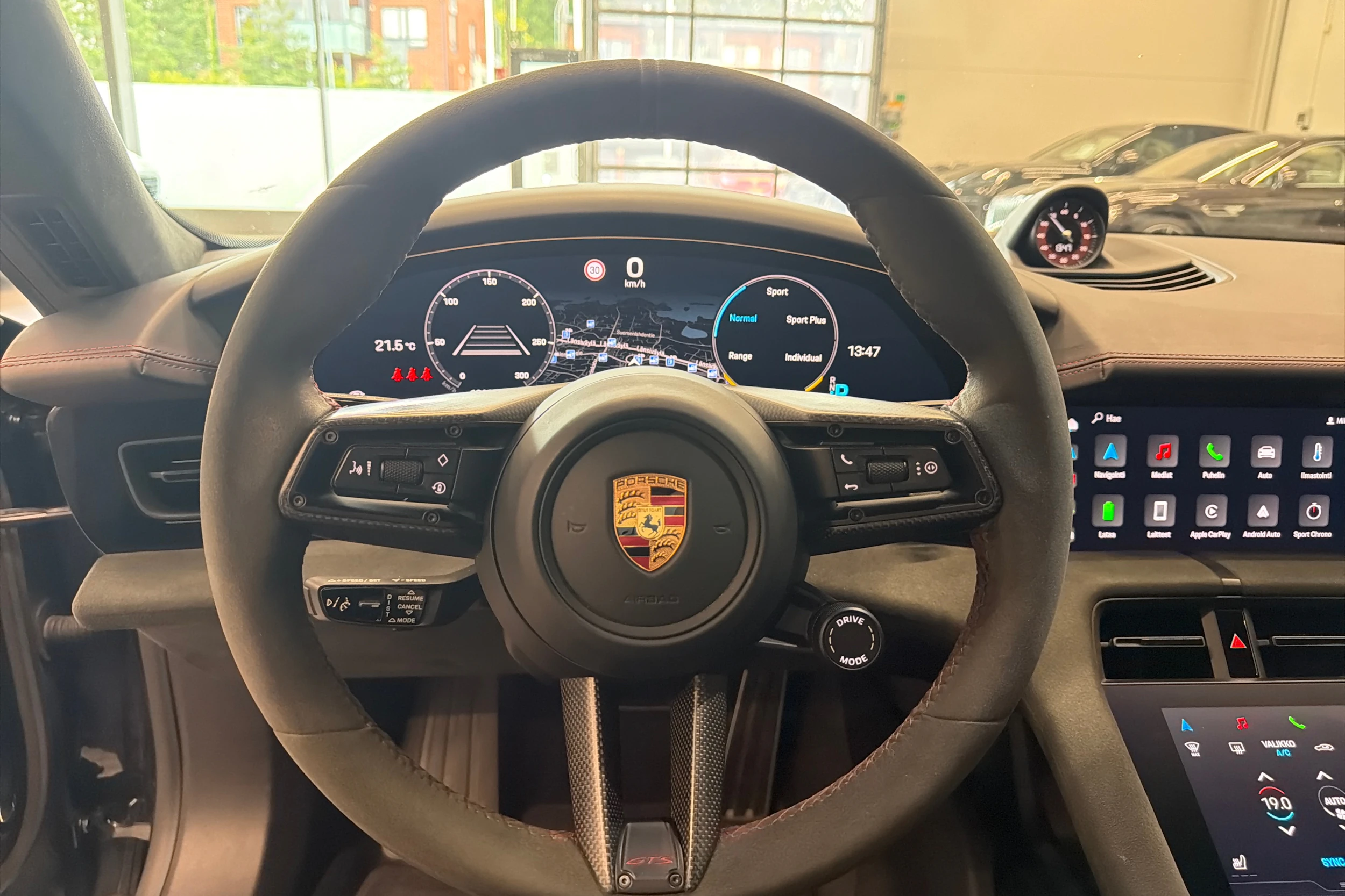 Harmaa Porsche Taycan 2022 kuva 16.