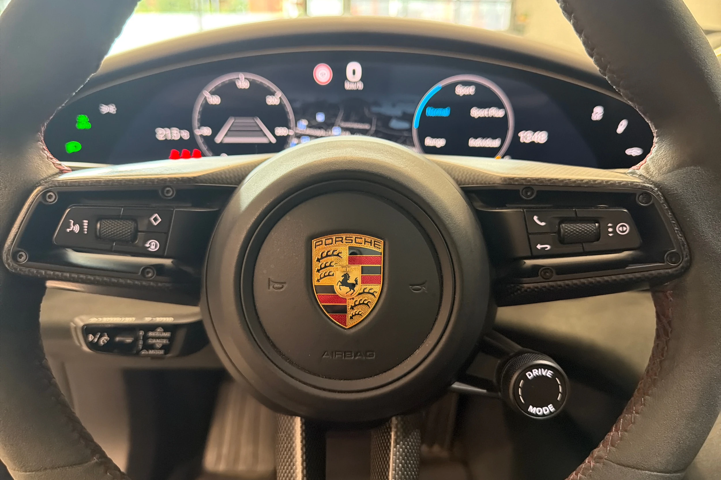 Harmaa Porsche Taycan 2022 kuva 17.