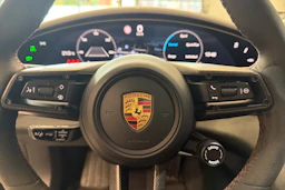 Harmaa Porsche Taycan 2022 kuva 17.
