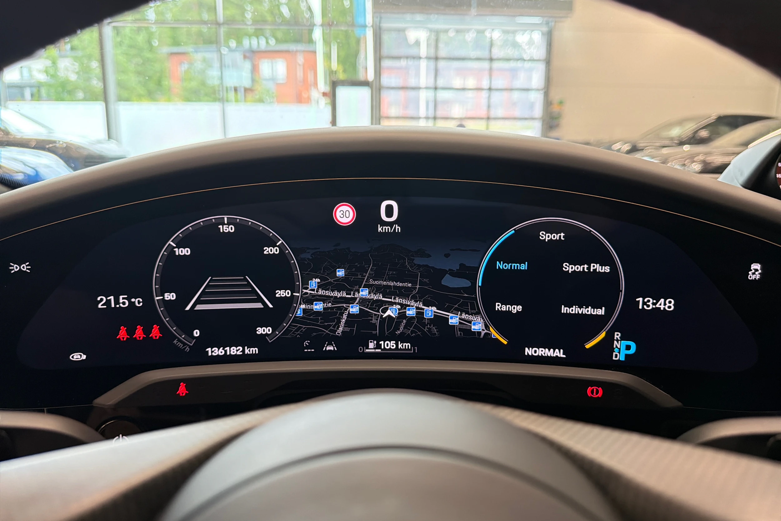Harmaa Porsche Taycan 2022 kuva 18.