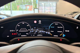 Harmaa Porsche Taycan 2022 kuva 18.