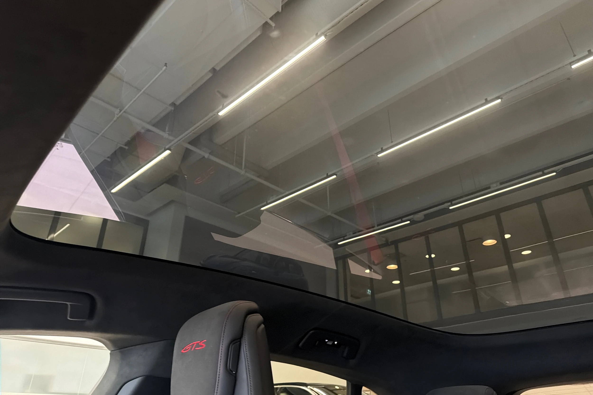 Harmaa Porsche Taycan 2022 kuva 24.