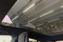Harmaa Porsche Taycan 2022 kuva 24.
