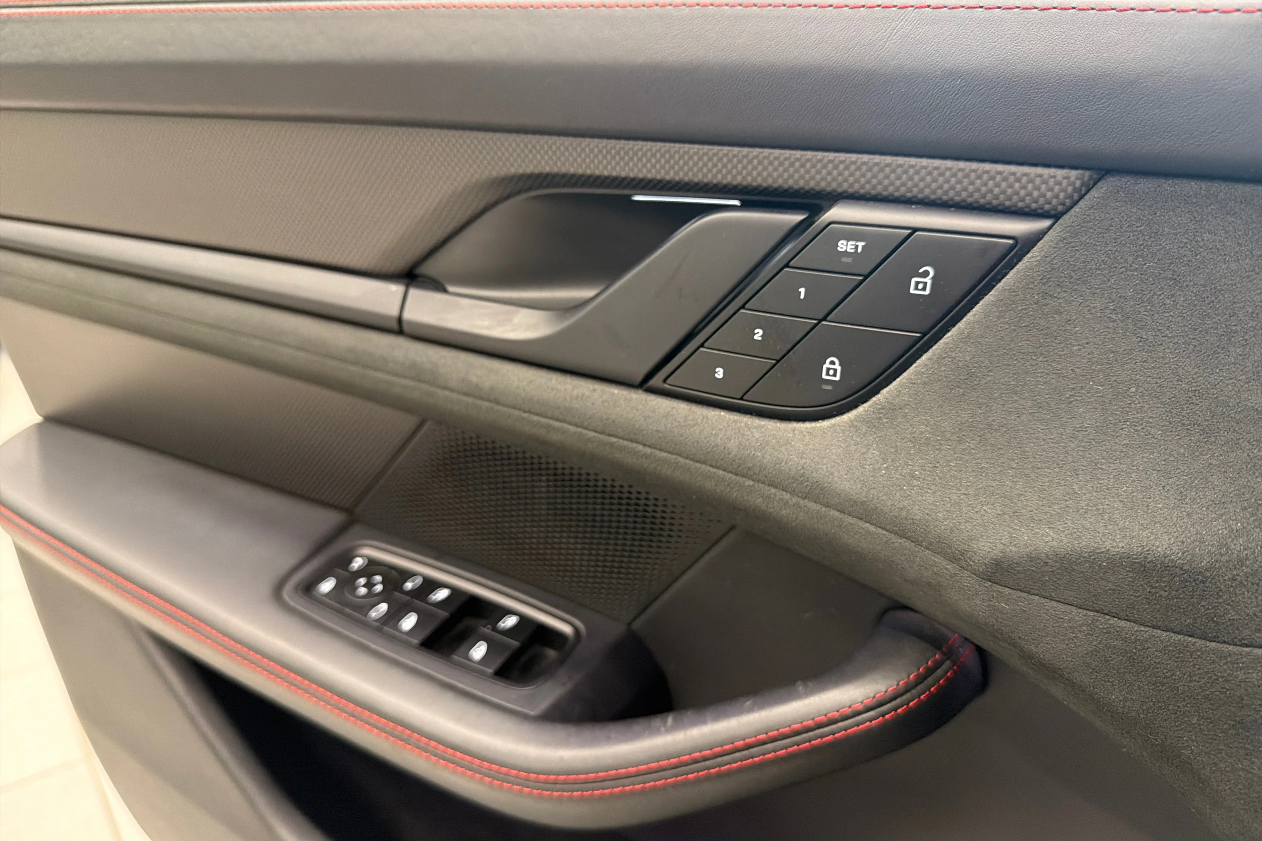 Harmaa Porsche Taycan 2022 kuva 25.