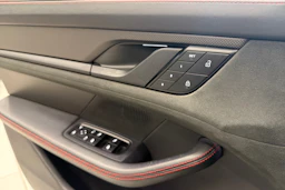 Harmaa Porsche Taycan 2022 kuva 25.