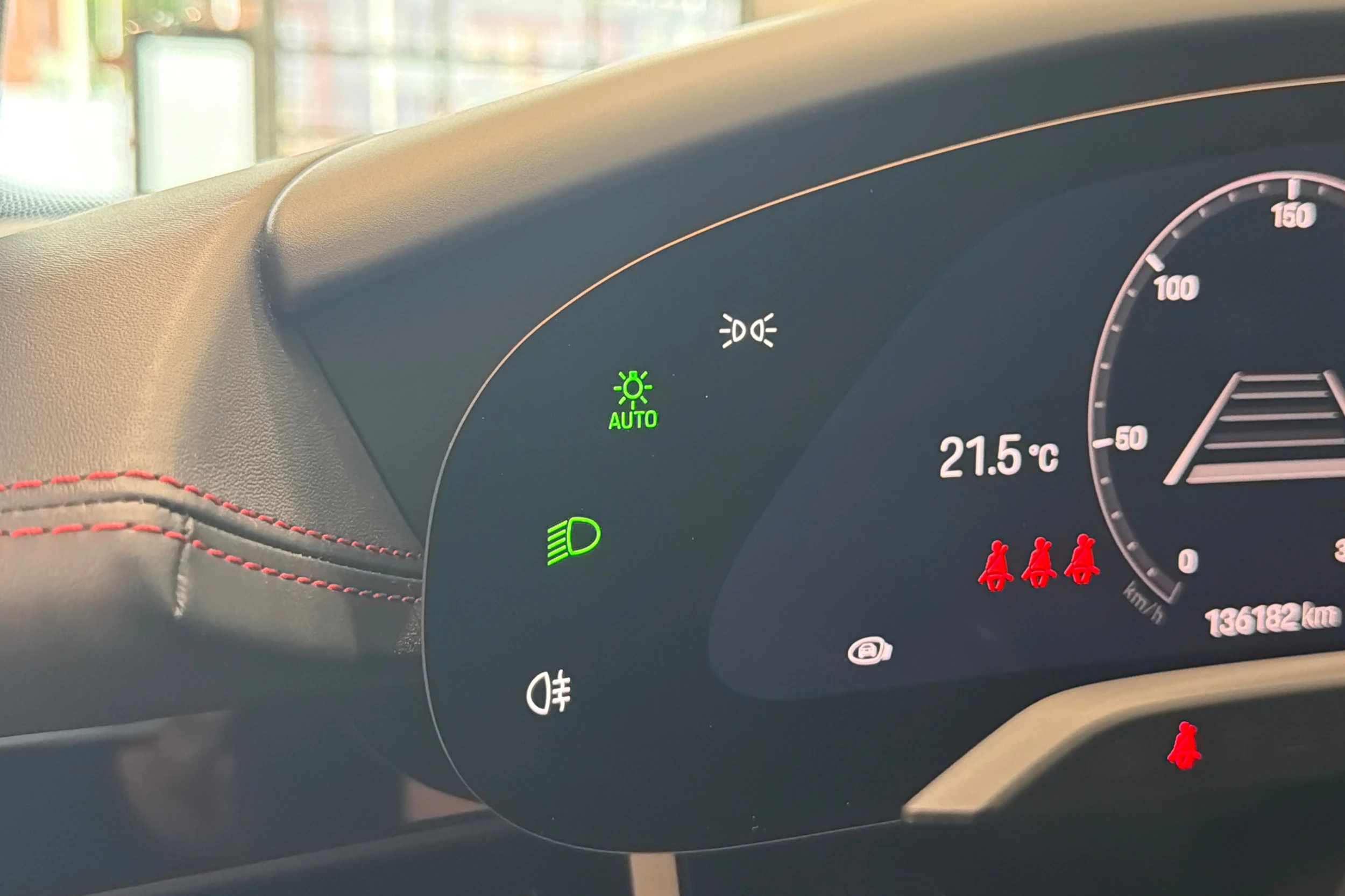 Harmaa Porsche Taycan 2022 kuva 27.