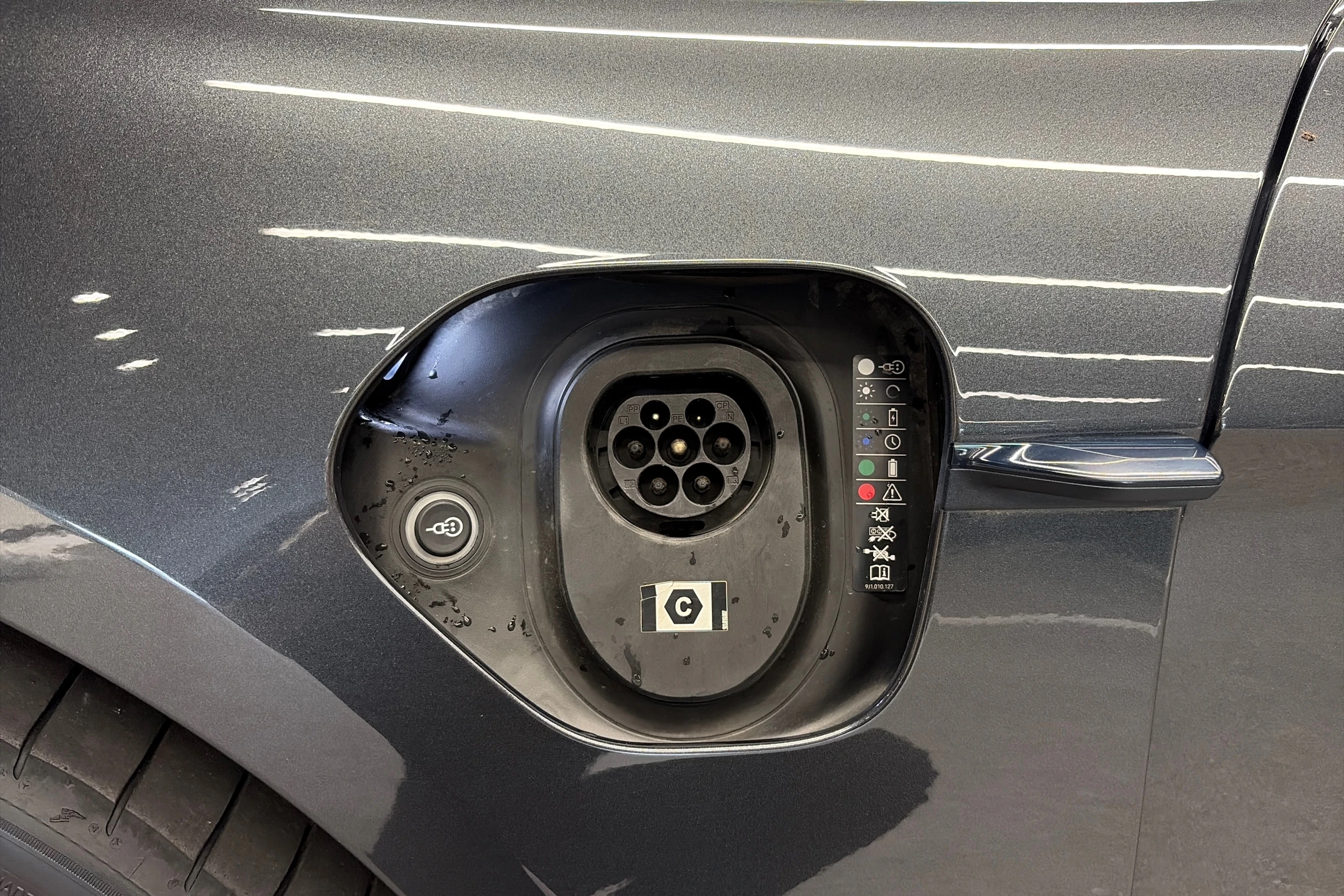 harmaa Porsche Taycan 2022 kuva 32.
