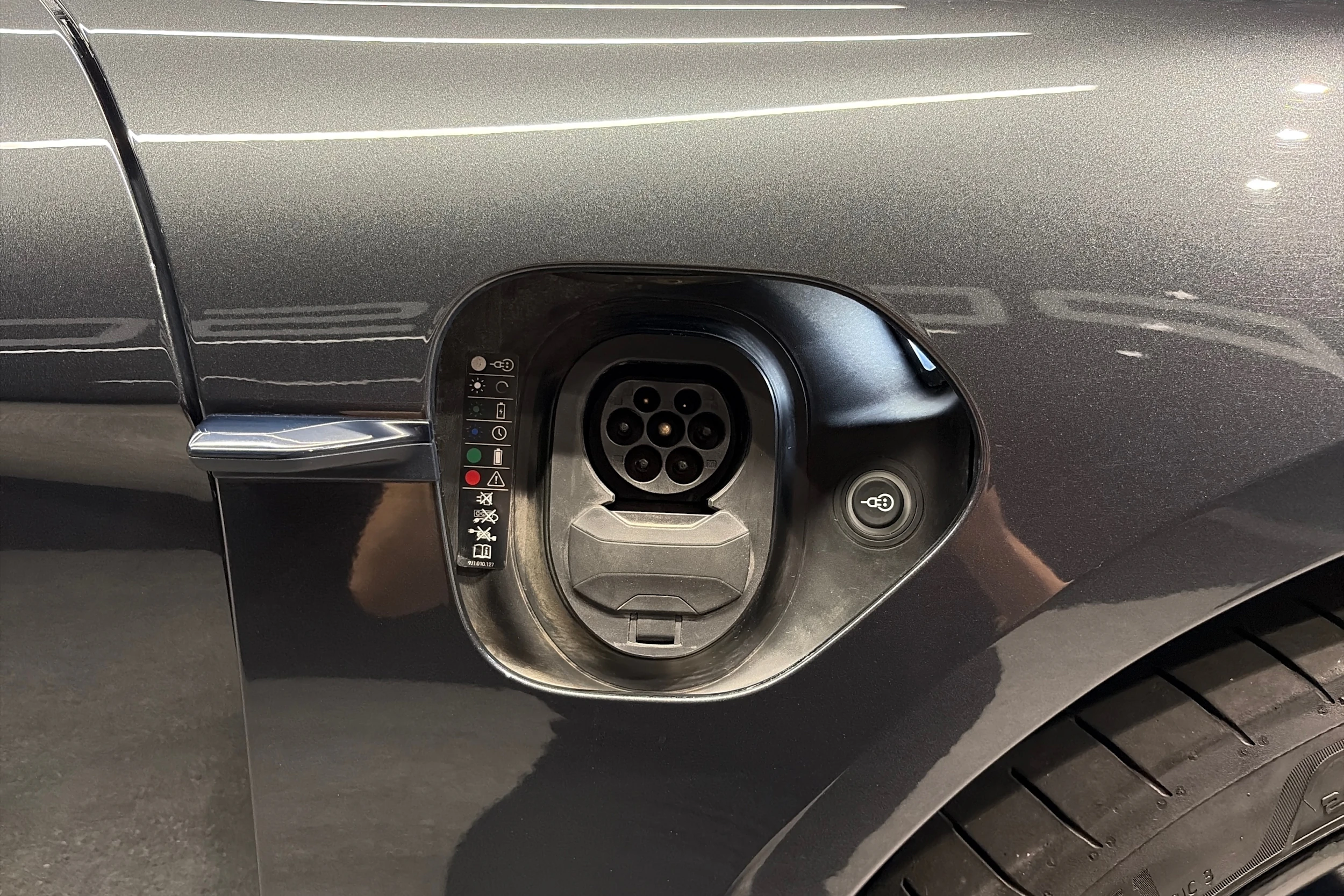 harmaa Porsche Taycan 2022 kuva 33.