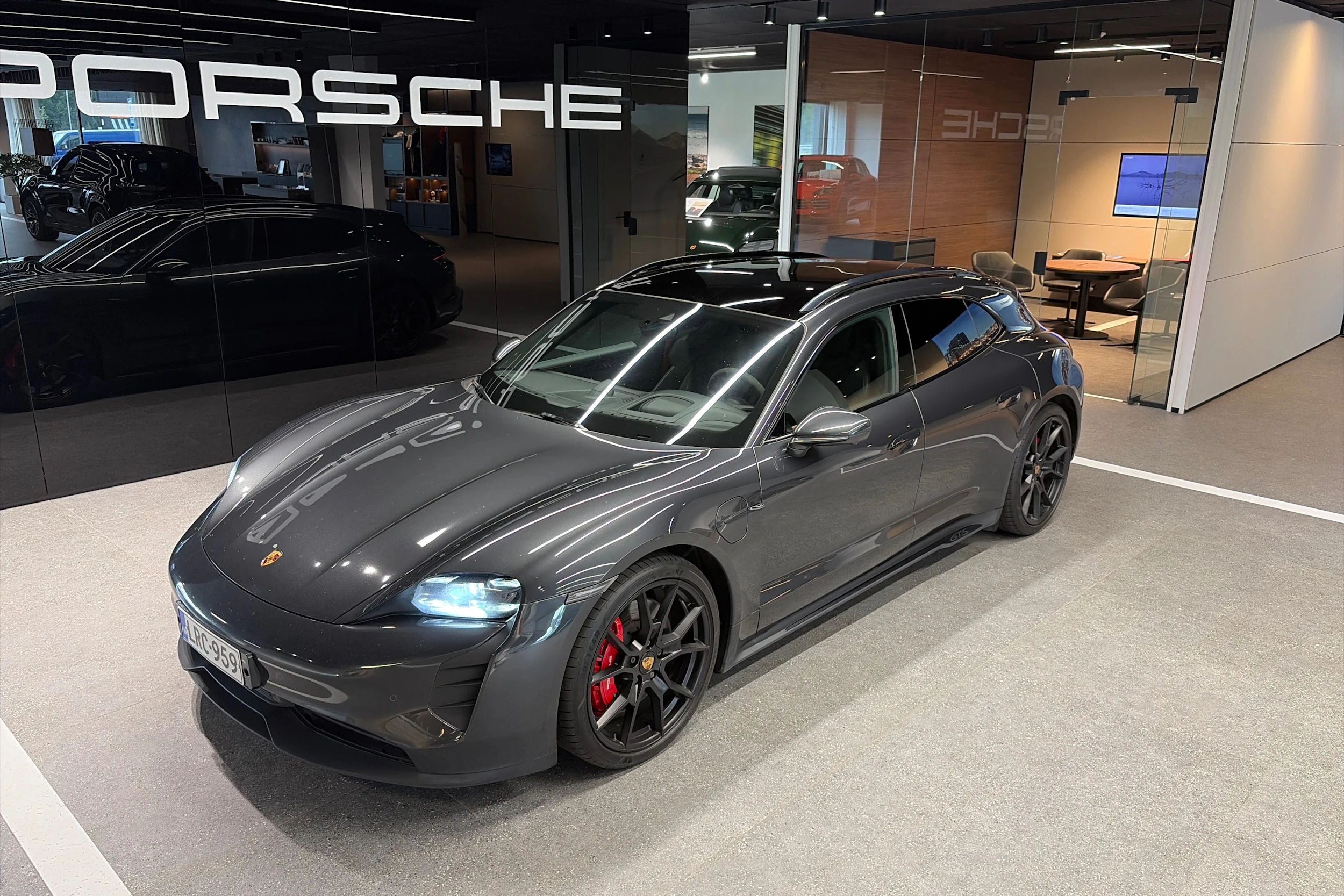 harmaa Porsche Taycan 2022 kuva 34.