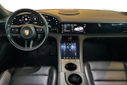 punainen Porsche Taycan 2022 kuva 7.