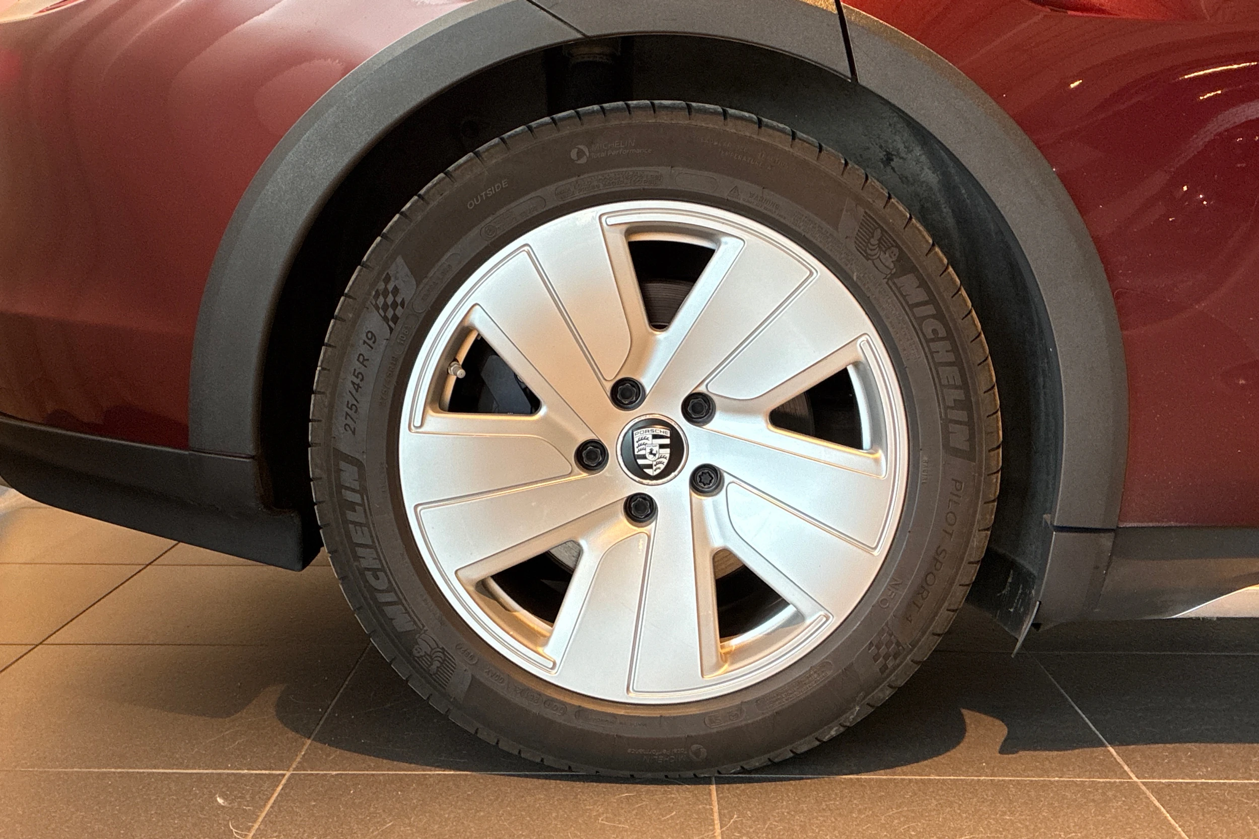 punainen Porsche Taycan 2022 kuva 10.