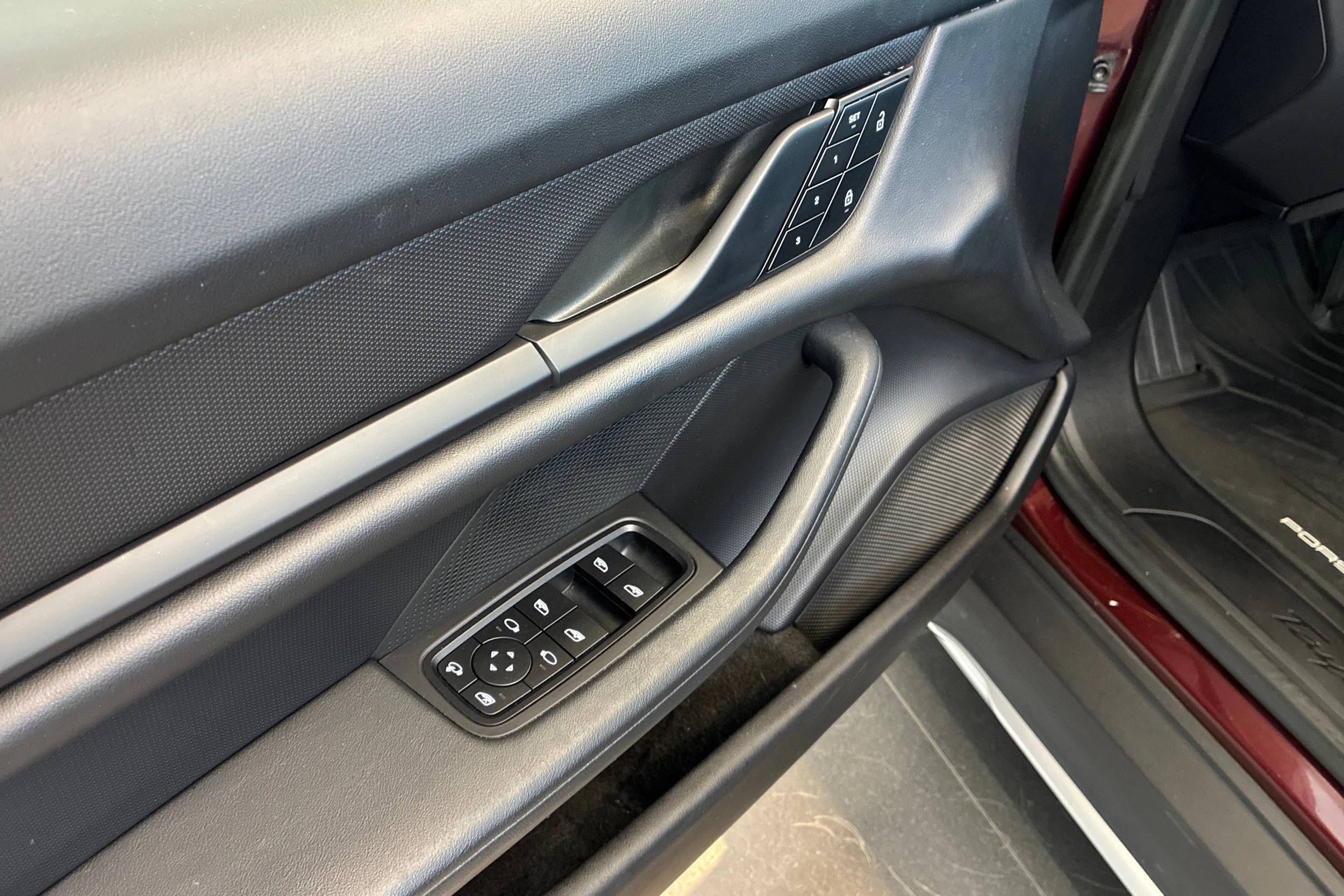 punainen Porsche Taycan 2022 kuva 11.