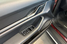 punainen Porsche Taycan 2022 kuva 11.