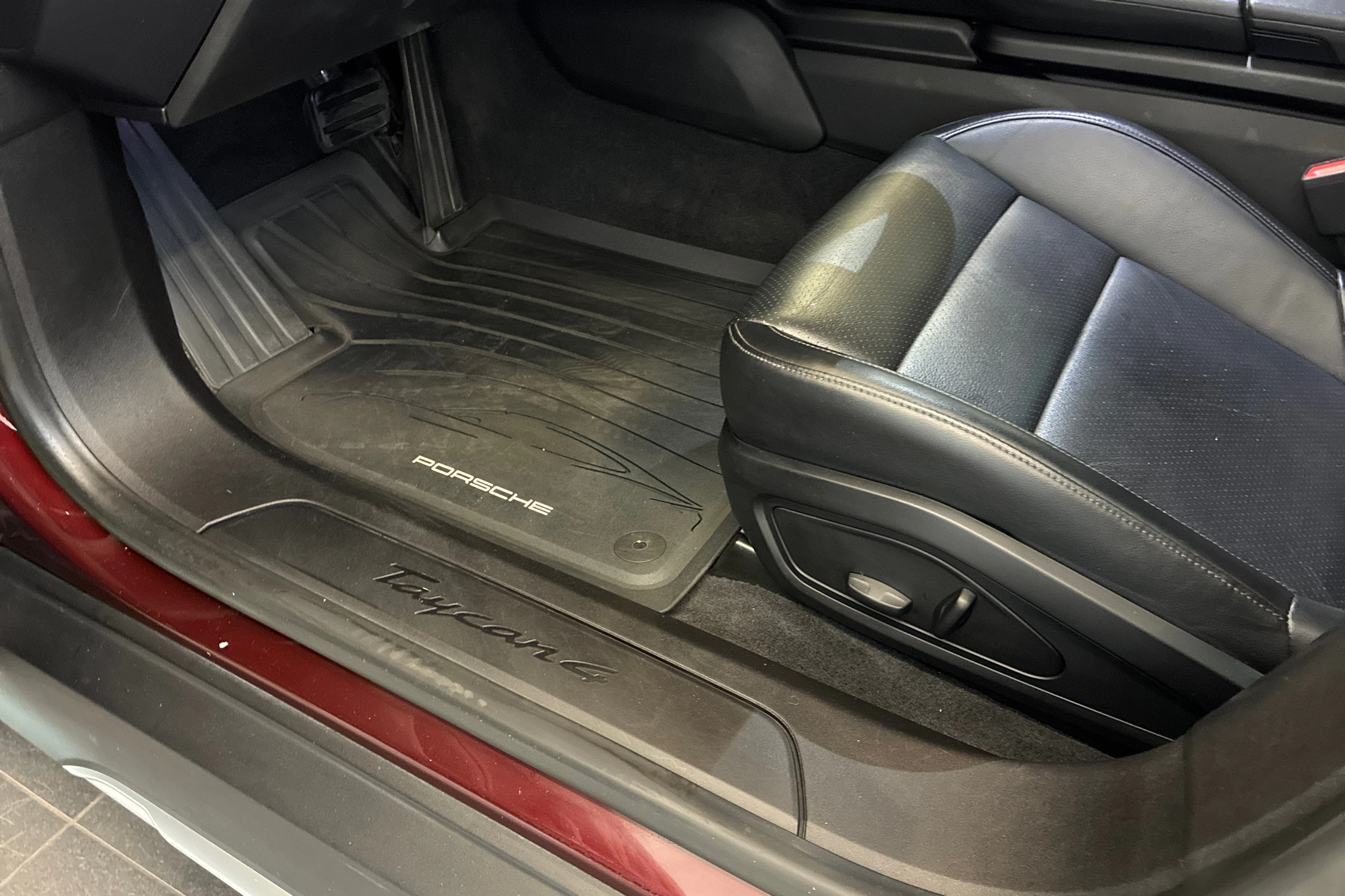 punainen Porsche Taycan 2022 kuva 12.