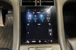 punainen Porsche Taycan 2022 kuva 16.