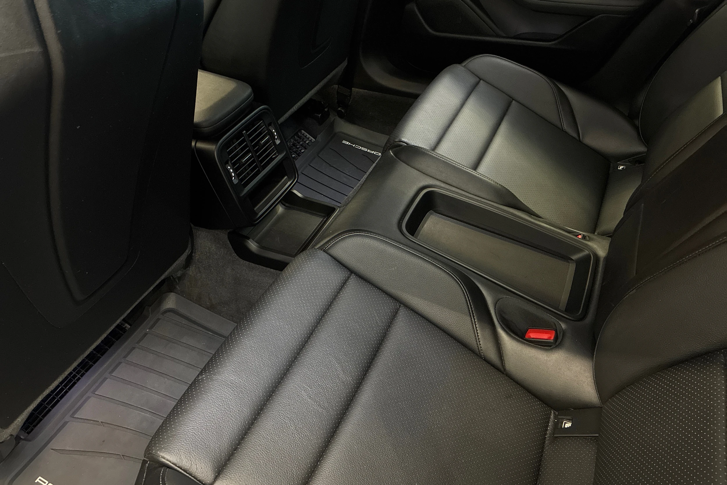 punainen Porsche Taycan 2022 kuva 19.
