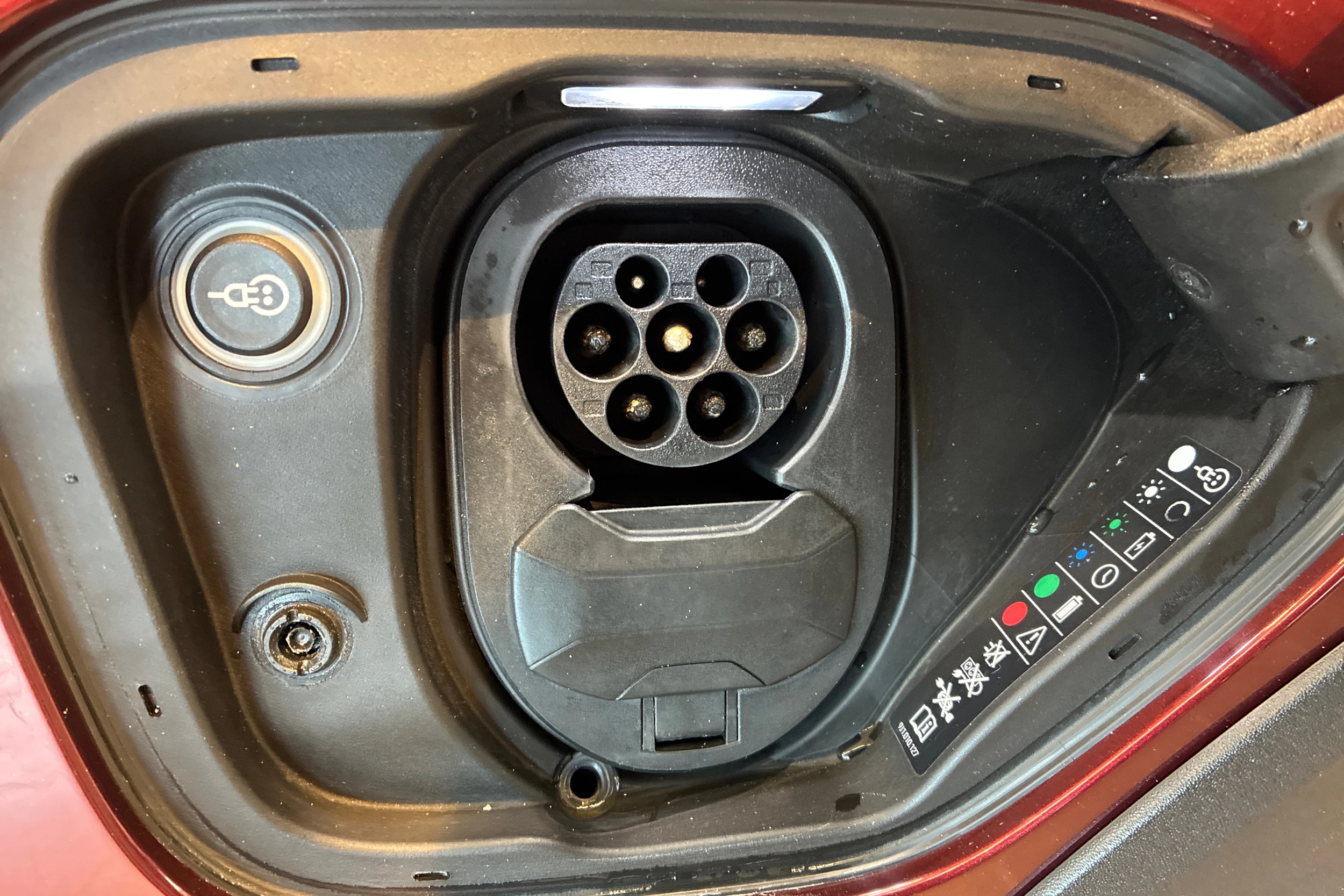 punainen Porsche Taycan 2022 kuva 21.