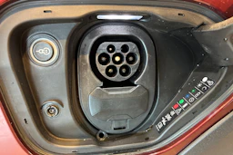 punainen Porsche Taycan 2022 kuva 21.
