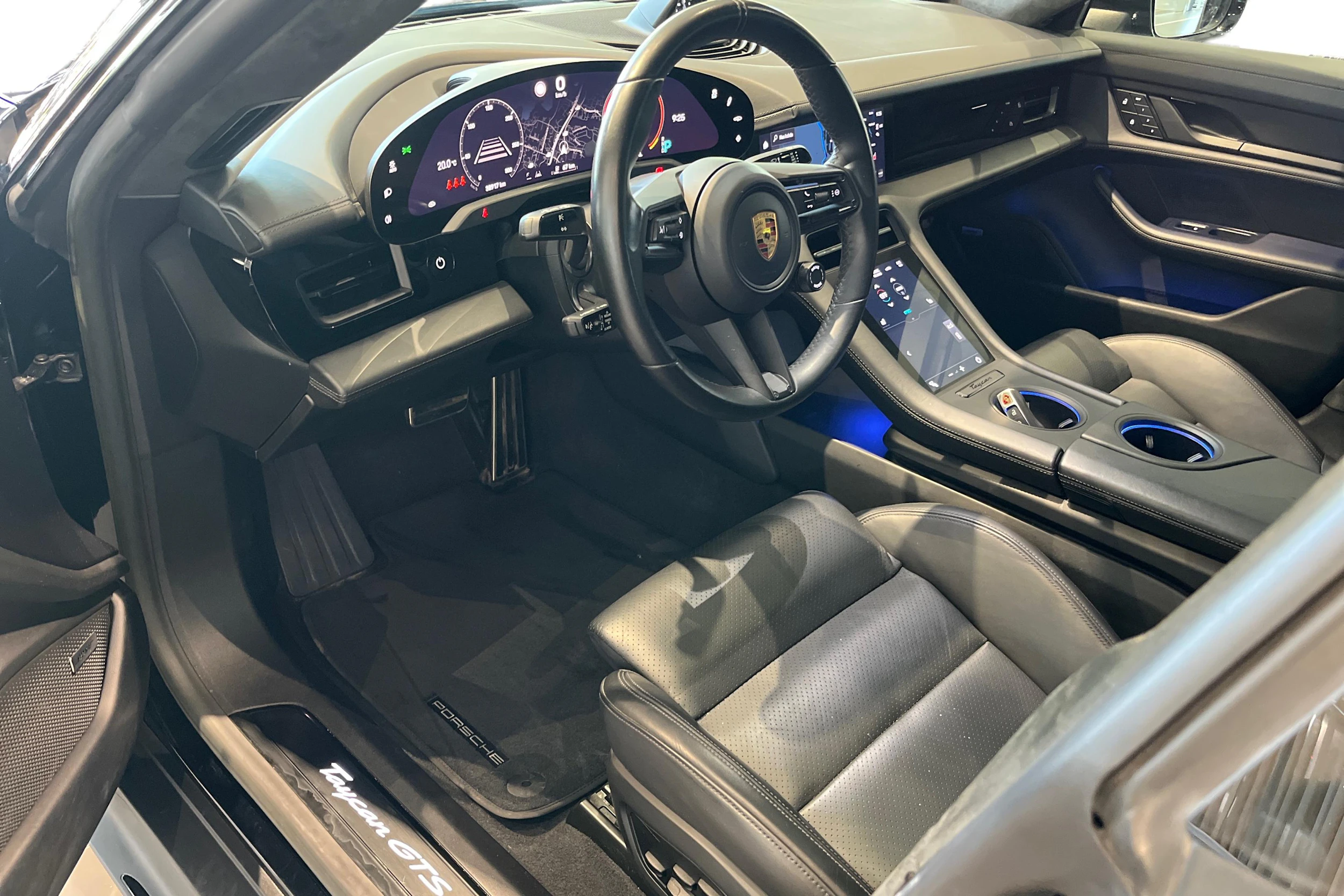 musta Porsche Taycan 2022 kuva 6.