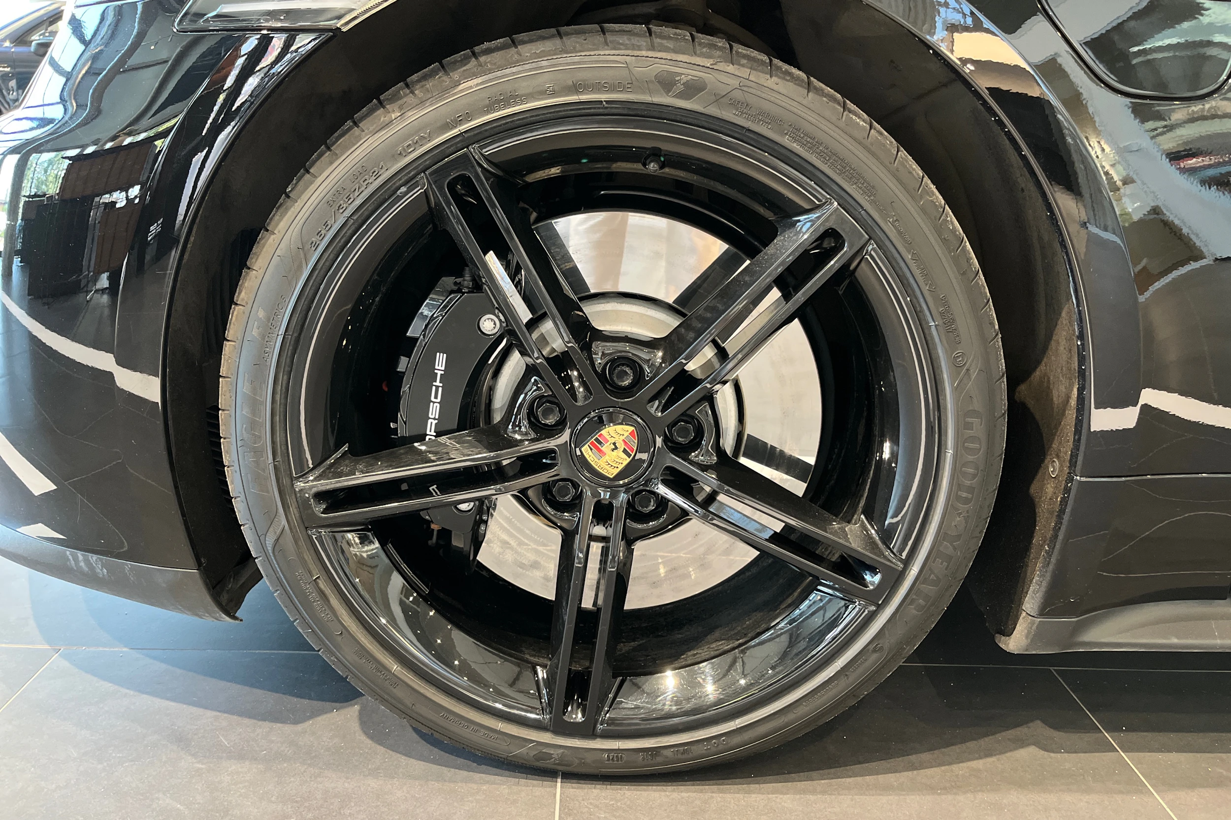 musta Porsche Taycan 2022 kuva 10.