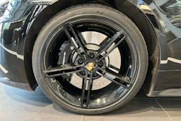 musta Porsche Taycan 2022 kuva 10.