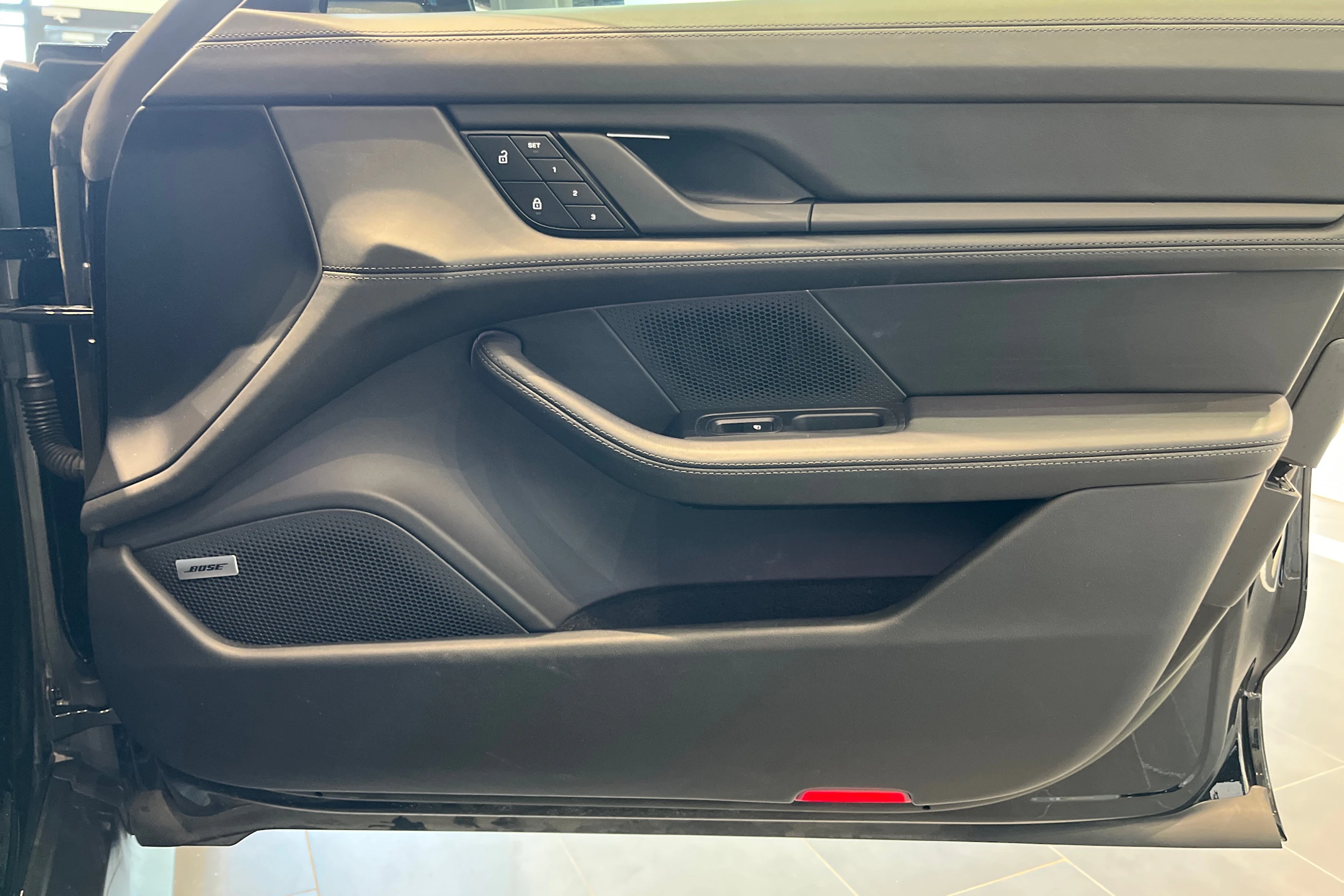 musta Porsche Taycan 2022 kuva 11.