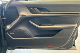 musta Porsche Taycan 2022 kuva 11.