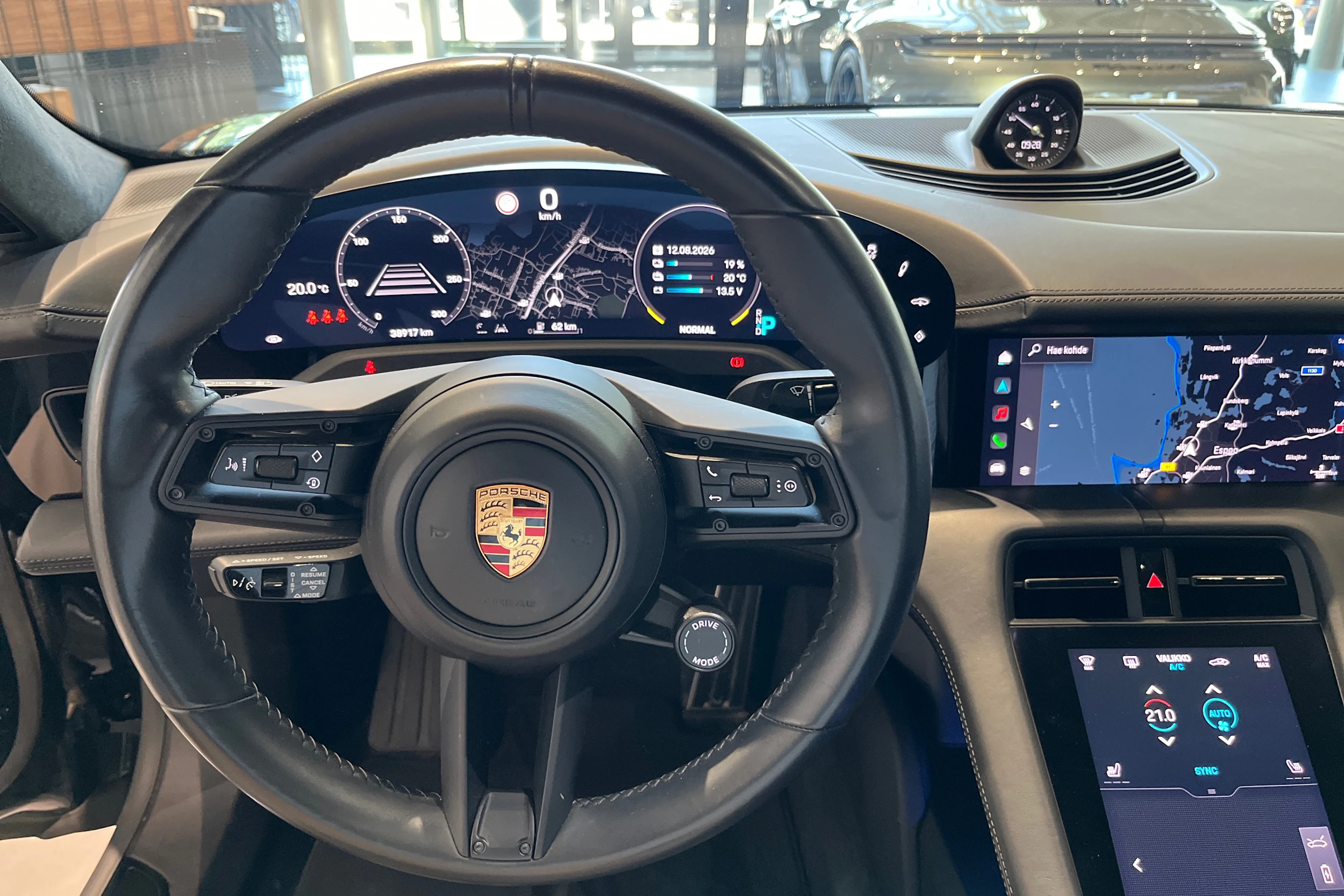 musta Porsche Taycan 2022 kuva 13.