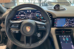 musta Porsche Taycan 2022 kuva 13.
