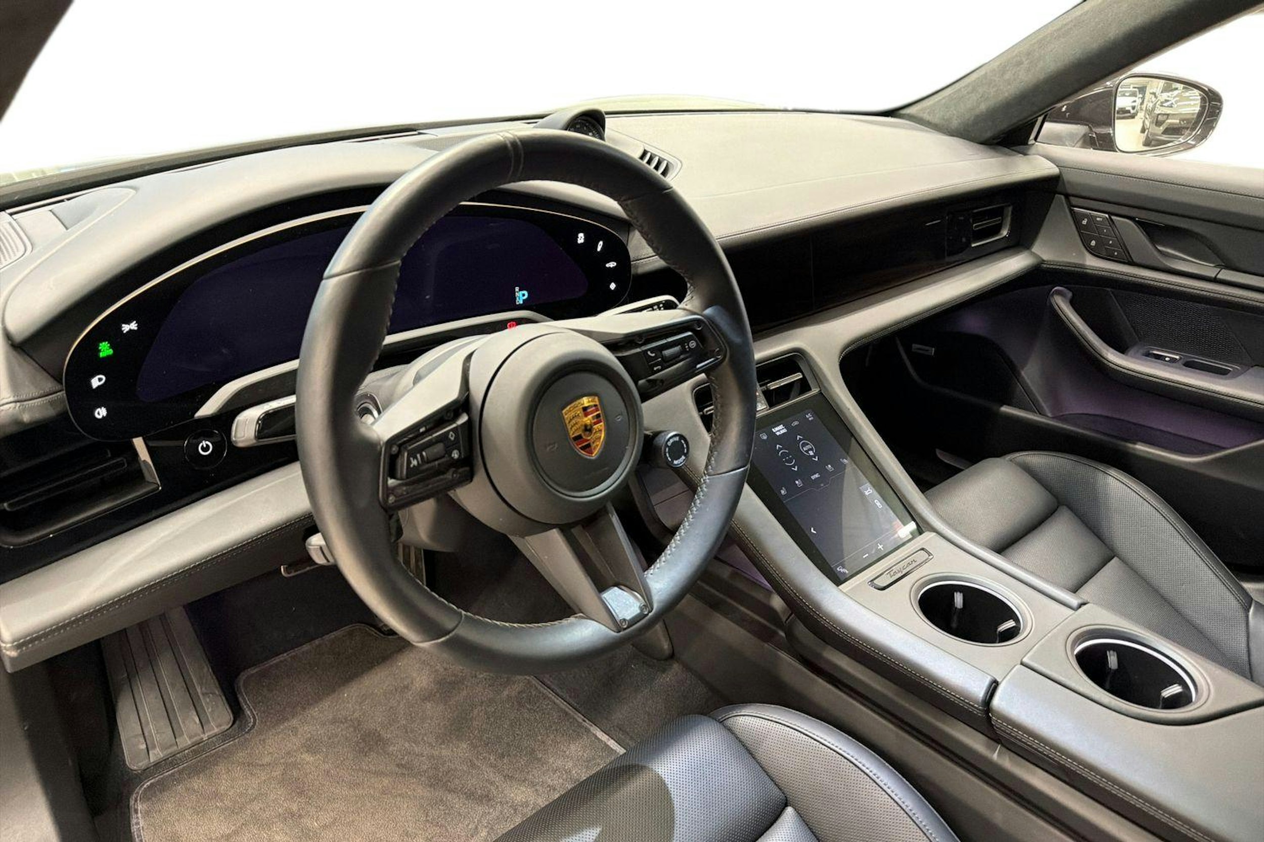 Musta Porsche Taycan 2022 kuva 6.