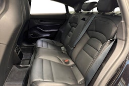 Musta Porsche Taycan 2022 kuva 7.