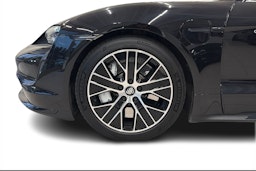 Musta Porsche Taycan 2022 kuva 8.