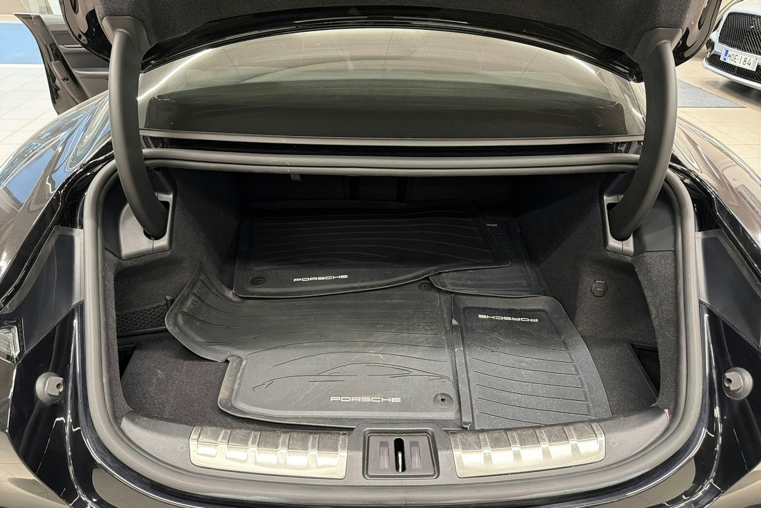 Musta Porsche Taycan 2022 kuva 9.