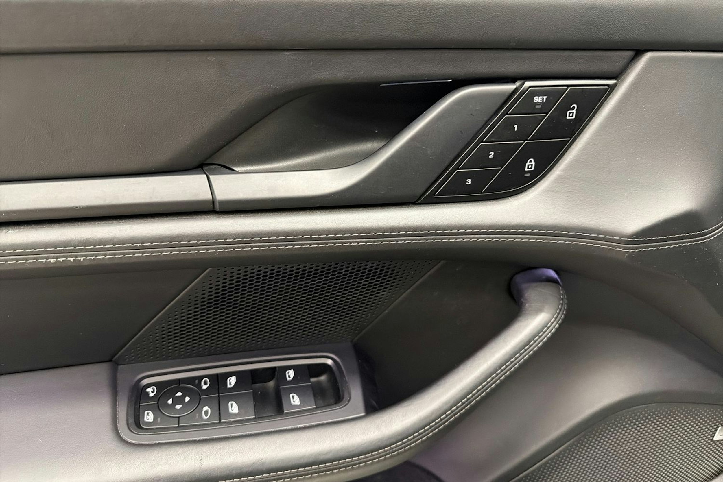 Musta Porsche Taycan 2022 kuva 11.