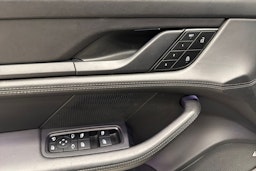 Musta Porsche Taycan 2022 kuva 11.