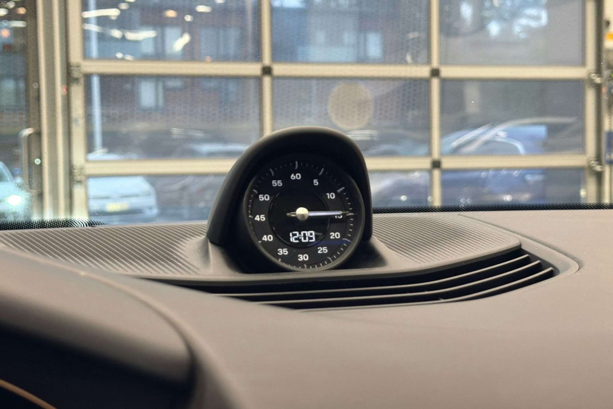 Musta Porsche Taycan 2022 kuva 16.