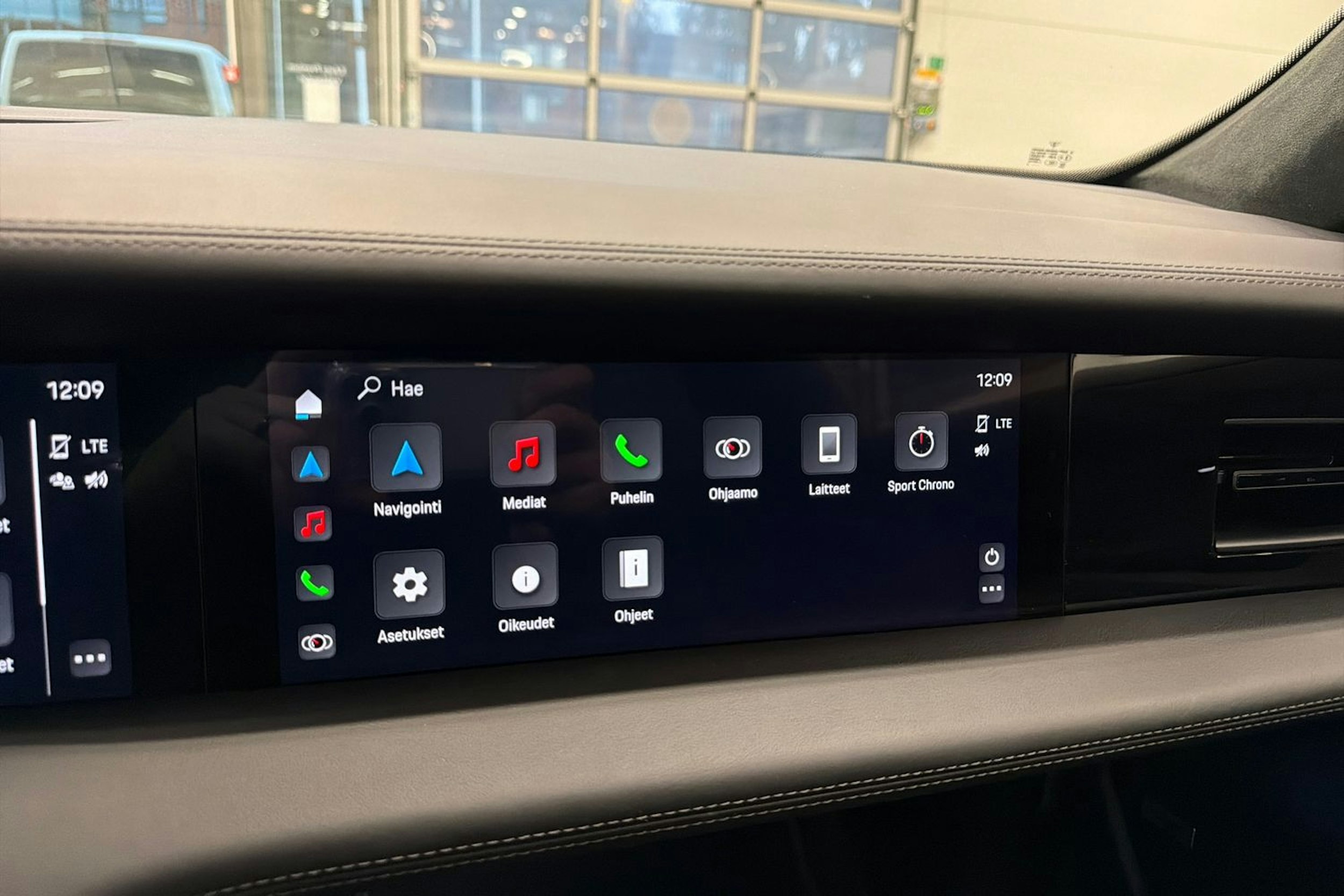 Musta Porsche Taycan 2022 kuva 17.