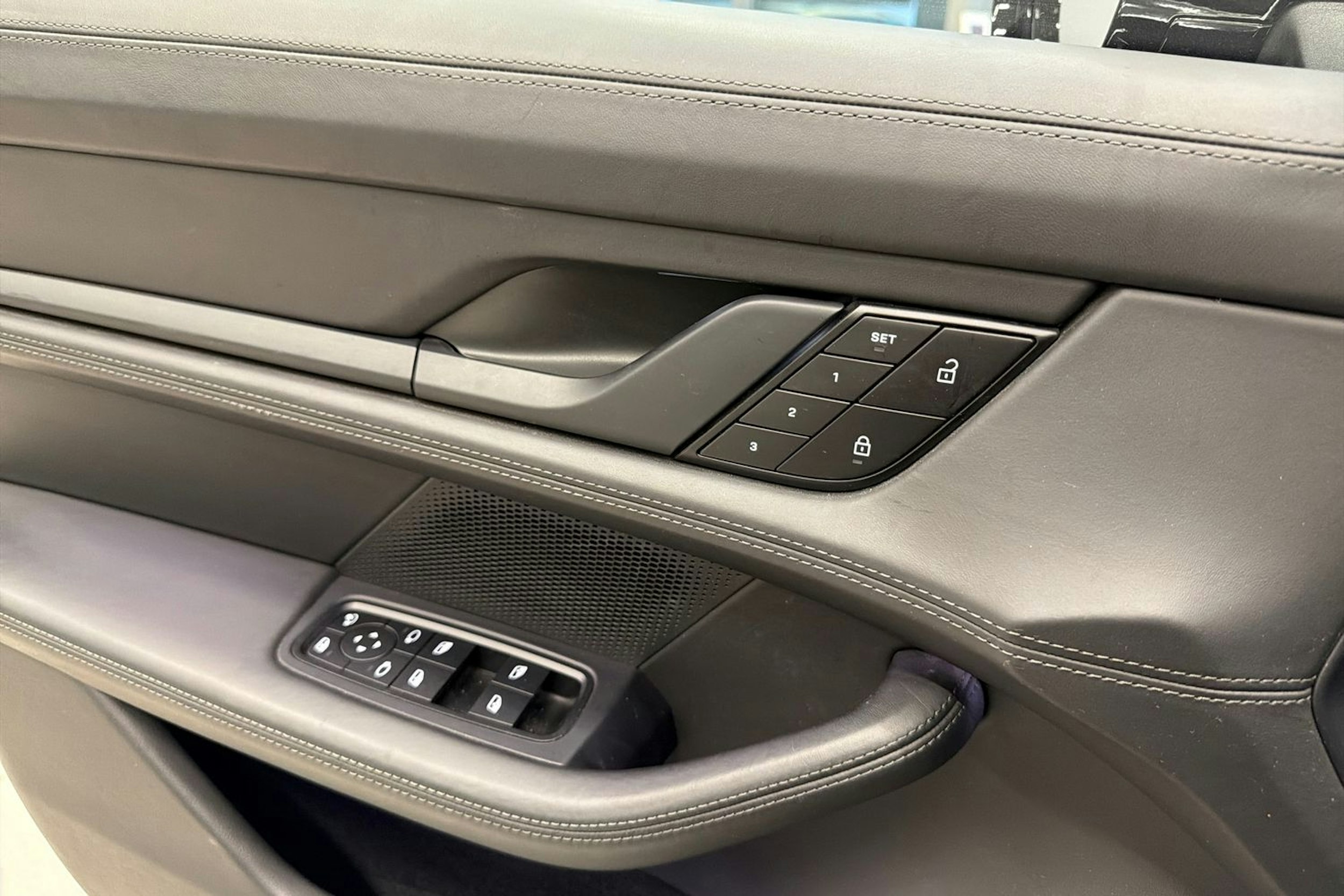 Musta Porsche Taycan 2022 kuva 19.