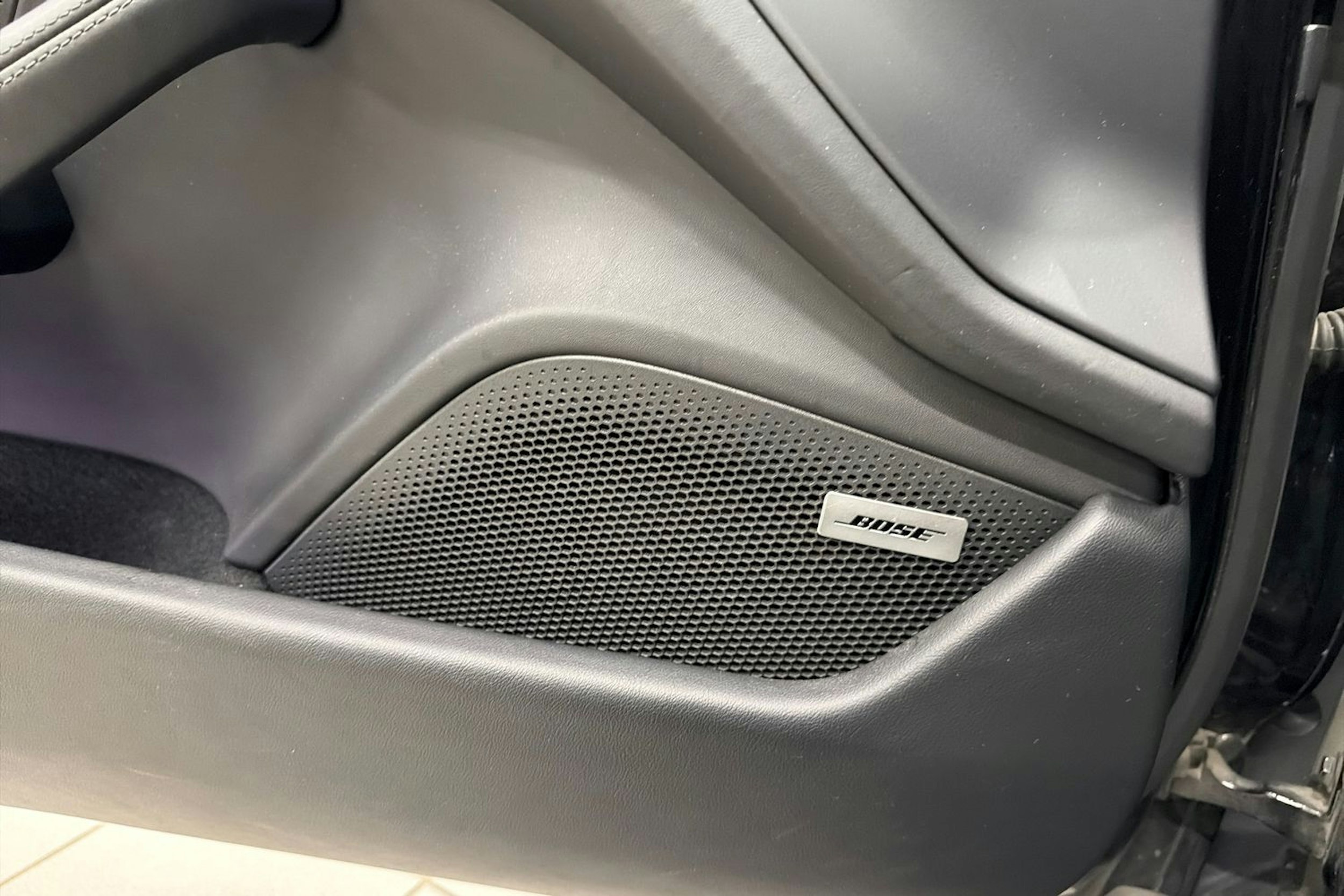 Musta Porsche Taycan 2022 kuva 21.