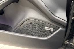 Musta Porsche Taycan 2022 kuva 21.