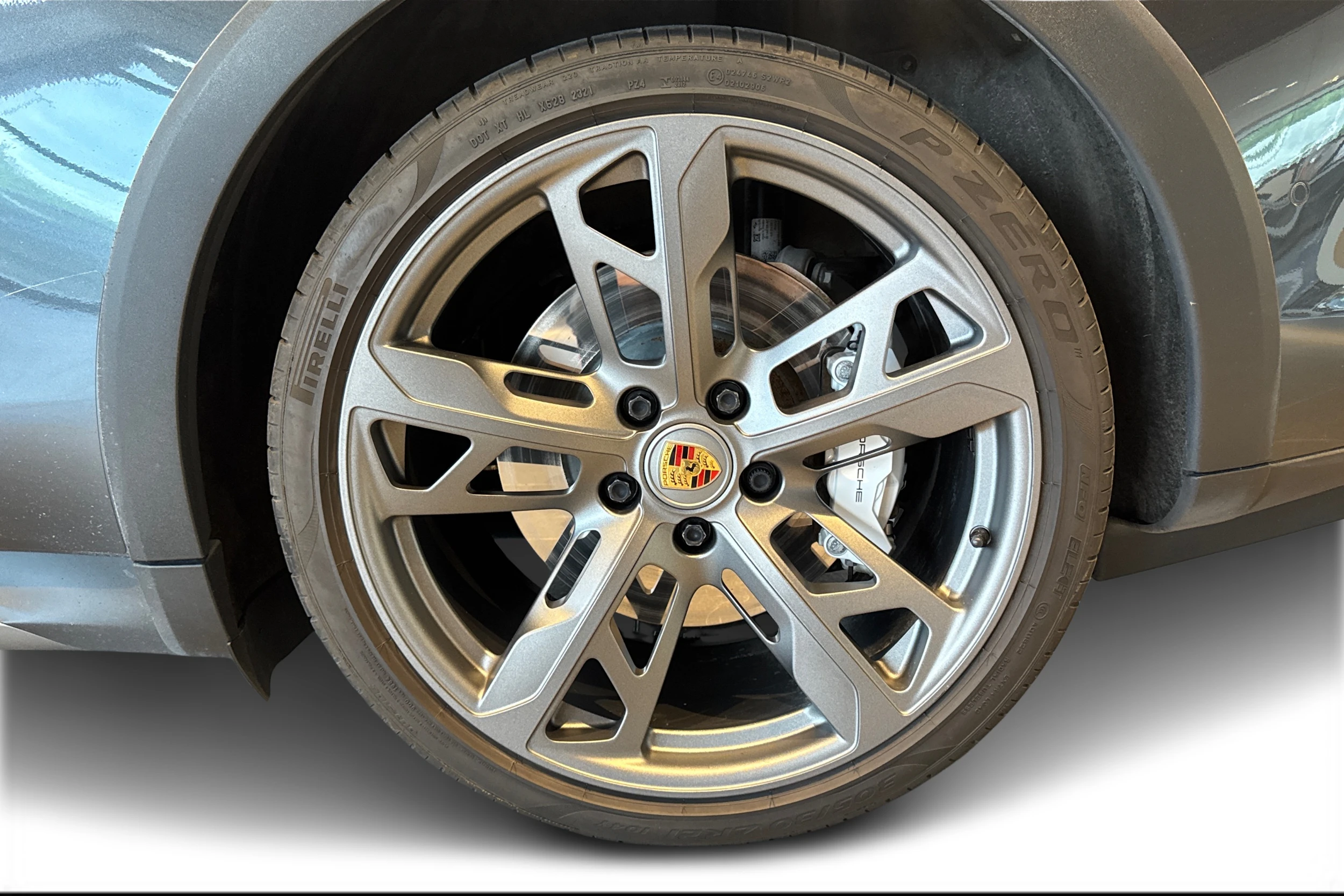 Harmaa Porsche Taycan 2022 kuva 10.