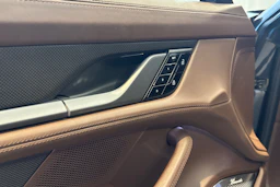 Harmaa Porsche Taycan 2022 kuva 11.