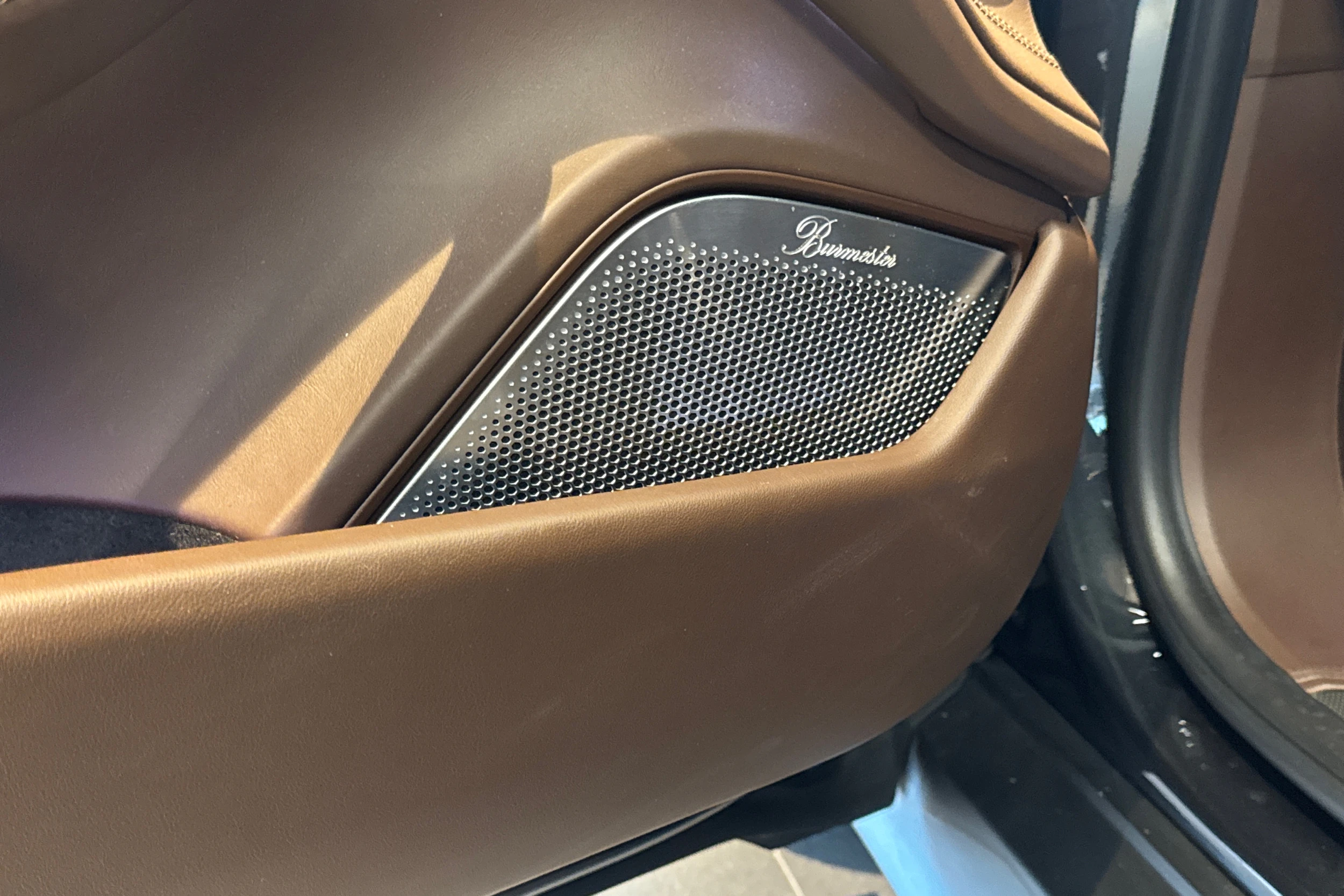 Harmaa Porsche Taycan 2022 kuva 13.